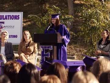 Alex Dunphy se gradua siendo la primera de su promoción Alex Dunphy se gradua siendo la primera de su promoción