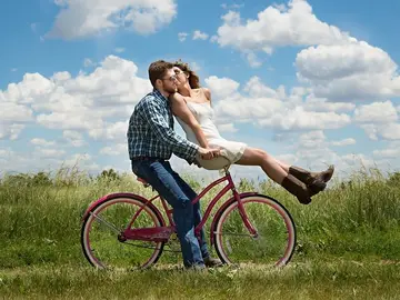 Pareja en bicicleta Pareja en bicicleta