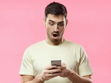 Jugando en el móvil Jugando en el móvil