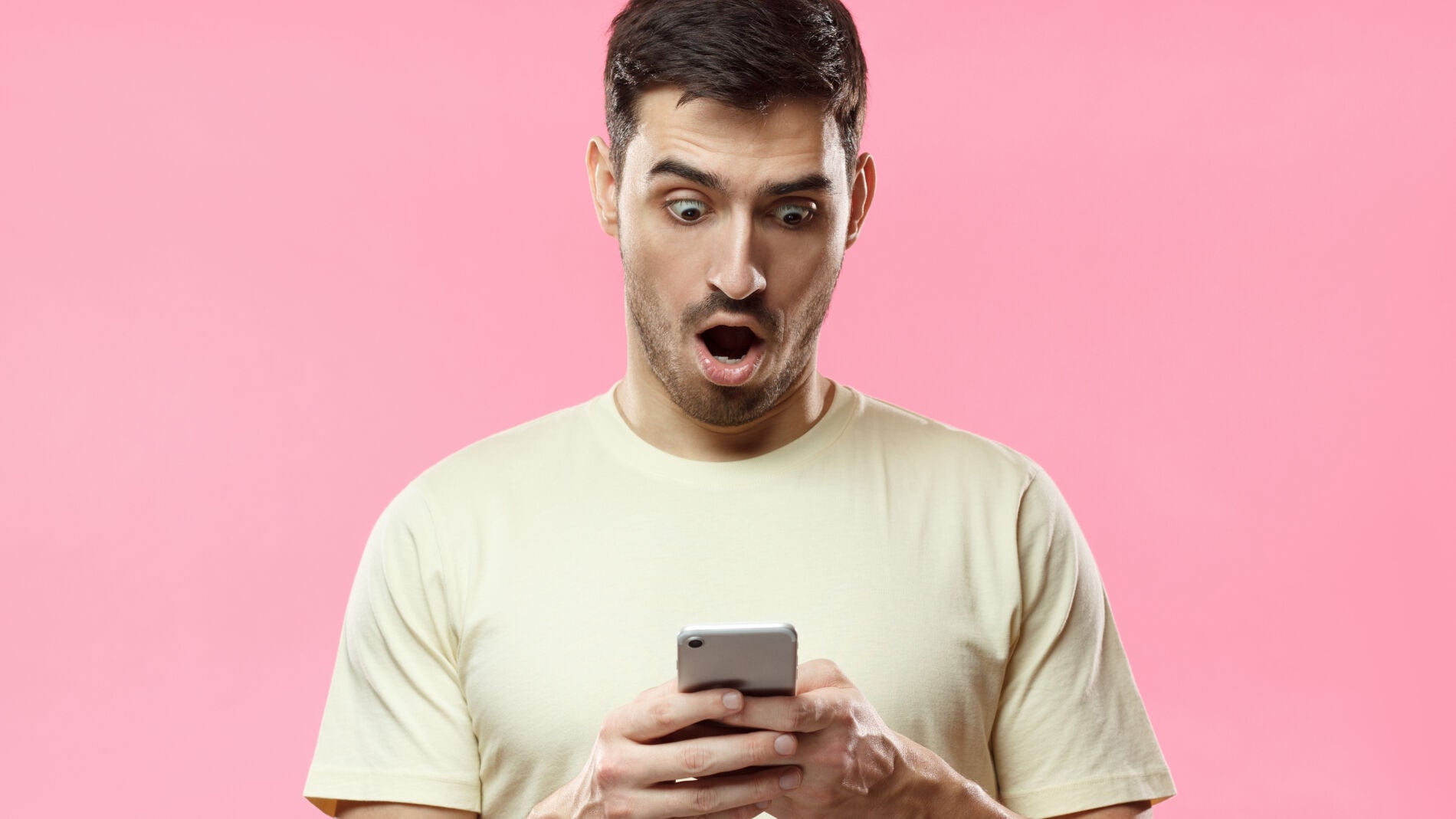 Jugando en el móvil