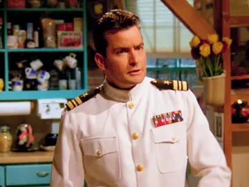 El novio marine de Phoebe en 'Friends' fue Charlie Sheen El novio marine de Phoebe en 'Friends' fue Charlie Sheen