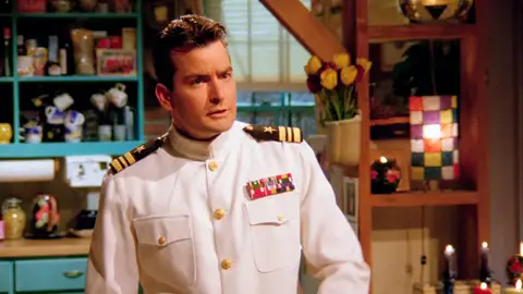El novio marine de Phoebe en 'Friends' fue Charlie Sheen 25 años de Friends