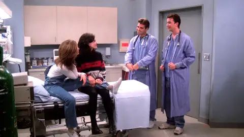 Brad Pitt, Julia Roberts, Charlie Seen... Recordamos los cameos más famosos de 'Friends' 25 años de Friends