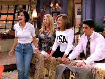 Chandler confiesa que tiene una tercera tetilla Chandler confiesa que tiene una tercera tetilla