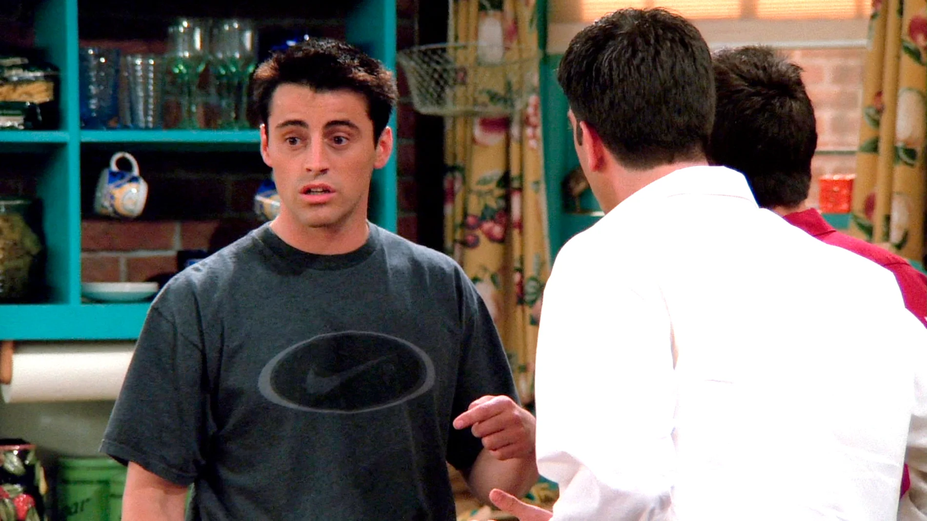 Joey descubre que sus sastre le mete mano