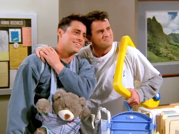 Joey y Chandler pierden al hijo de Ross Joey y Chandler pierden al hijo de Ross