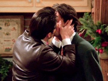 El beso que Chandler no esperaba en Nochevieja