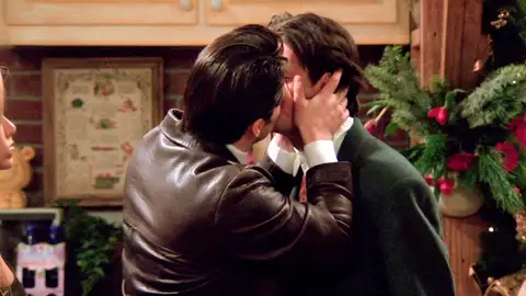 El beso que Chandler no esperaba en Nochevieja momento destacado
