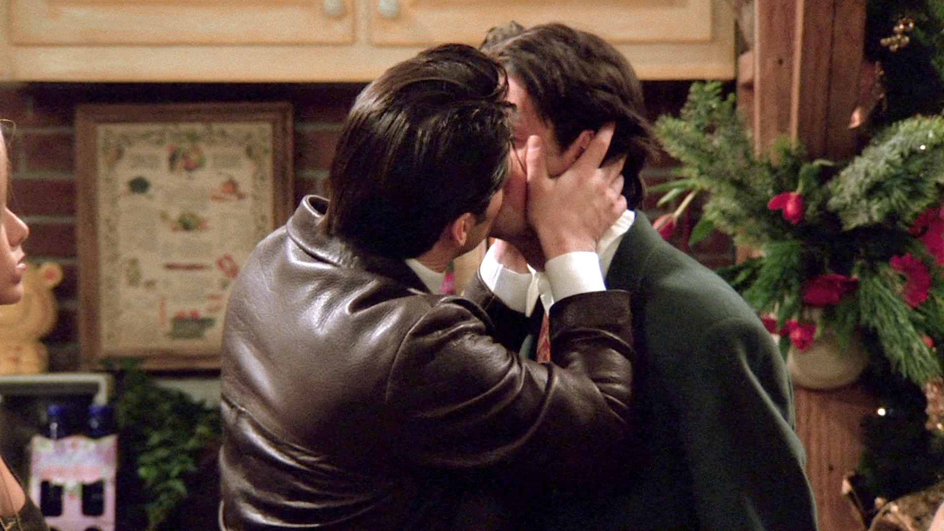 El beso que Chandler no esperaba en Nochevieja