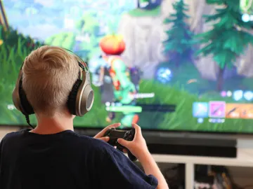 Un niño juega a Fortnite Un niño juega a Fortnite