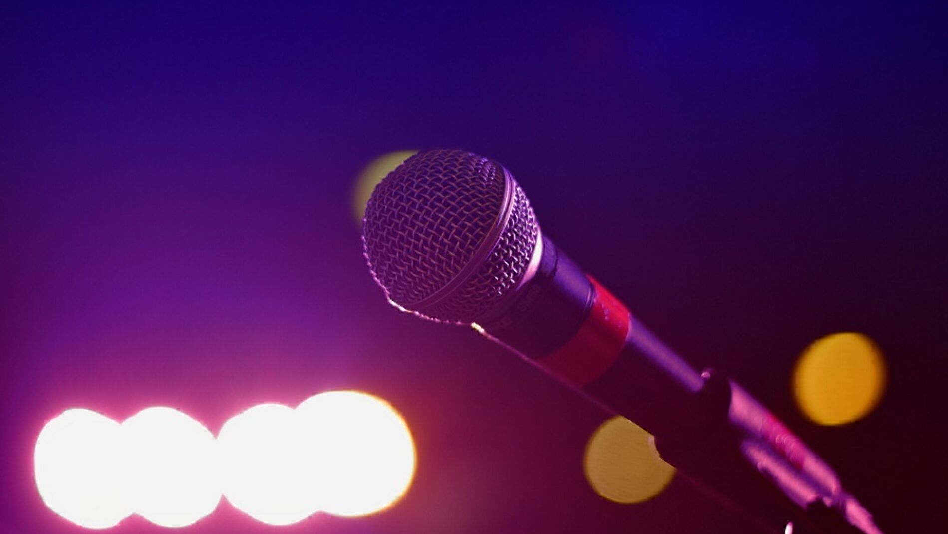 Imagen de un micrófono en un karaoke