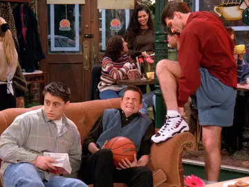 El nuevo novio de Phoebe es demasiado 'transparente' El nuevo novio de Phoebe es demasiado 'transparente'
