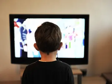 Niño viendo la televisión Niño viendo la televisión