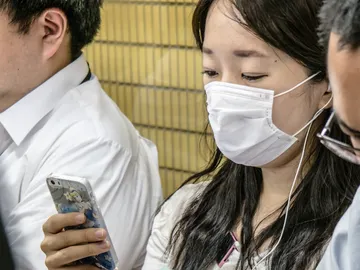 Chica japonesa con móvil Chica japonesa con móvil