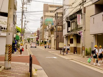 Niños en calle japonesa Niños en calle japonesa