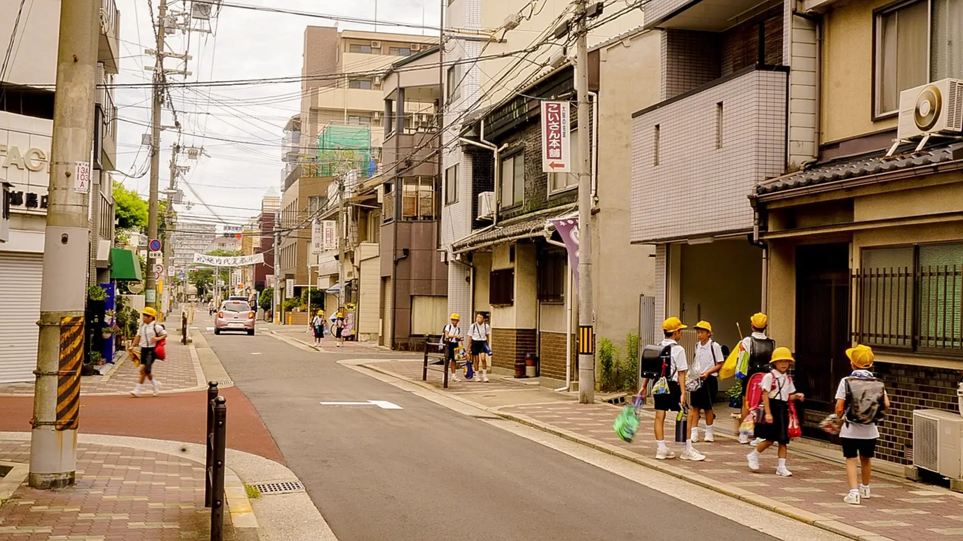 Niños en calle japonesa