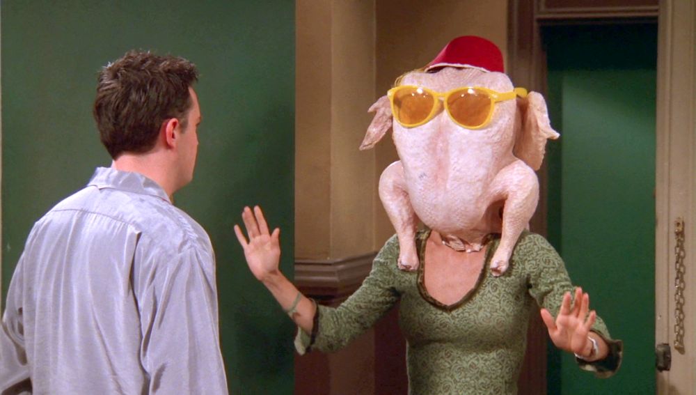 El baile de Monica con un pavo en la cabeza