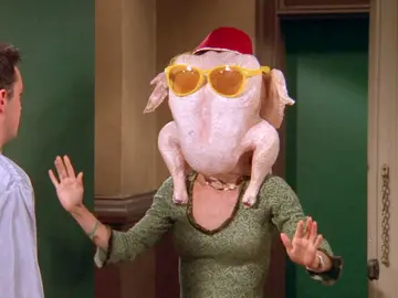 El baile de Monica con un pavo en la cabeza El baile de Monica con un pavo en la cabeza
