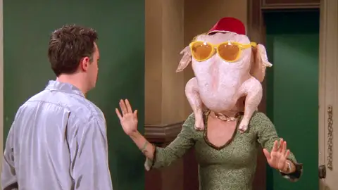 El baile de Monica con un pavo en la cabeza momento destacado