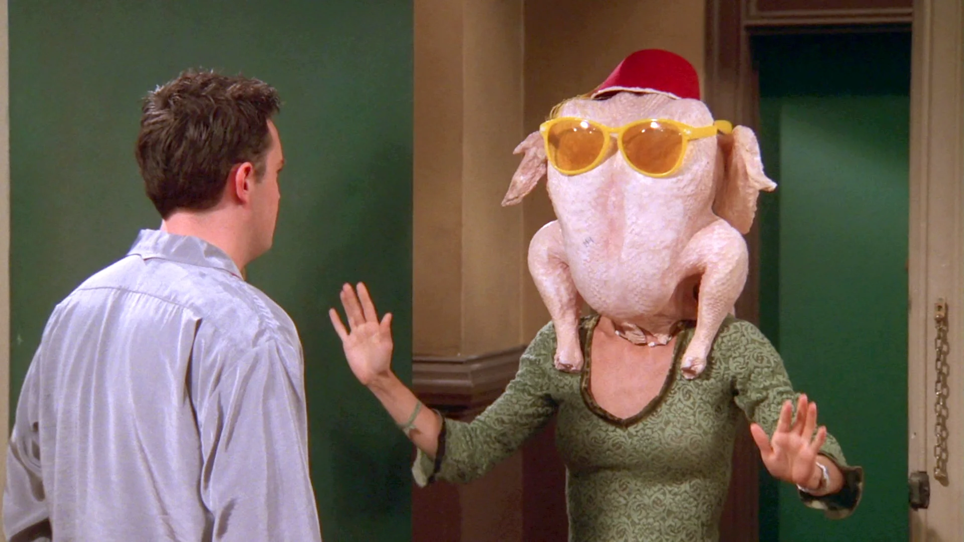 El baile de Monica con un pavo en la cabeza momento destacado