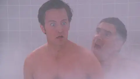 Chandler se sienta desnudo encima de su suegro momento destacado