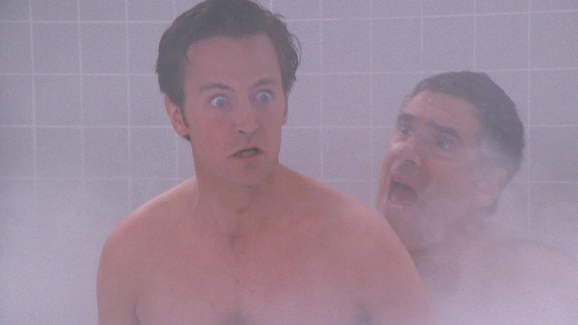 Chandler se sienta desnudo encima de su suegro