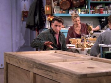 Chandler se encierra en una caja por el perdón de Joey