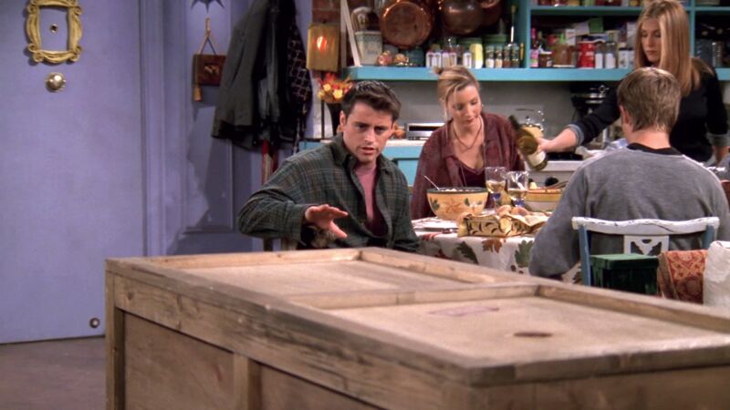 Chandler se encierra en una caja por el perdón de Joey