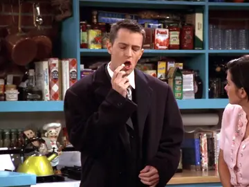 Una cinta de hipnosis saca el lado más femenino de Chandler Una cinta de hipnosis saca el lado más femenino de Chandler