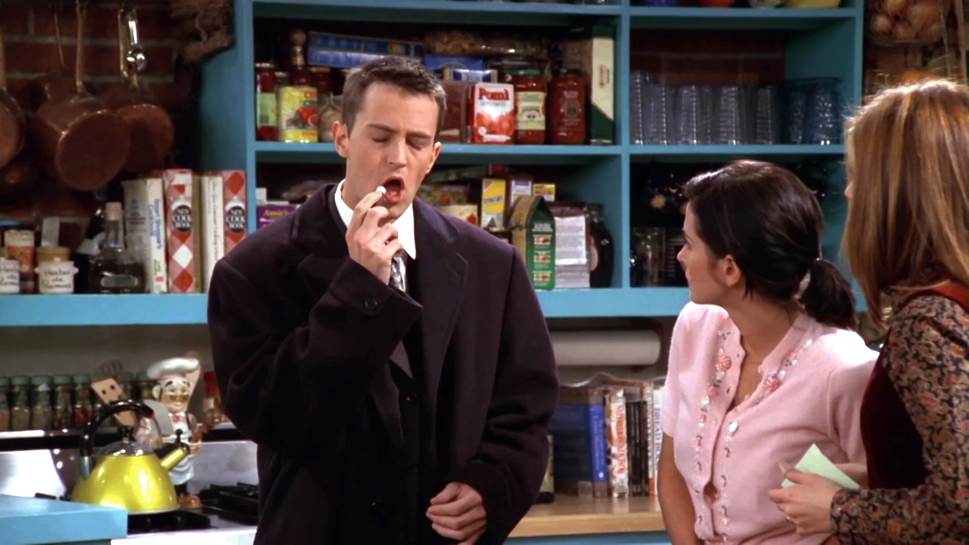 Una cinta de hipnosis saca el lado más femenino de Chandler momento destacado