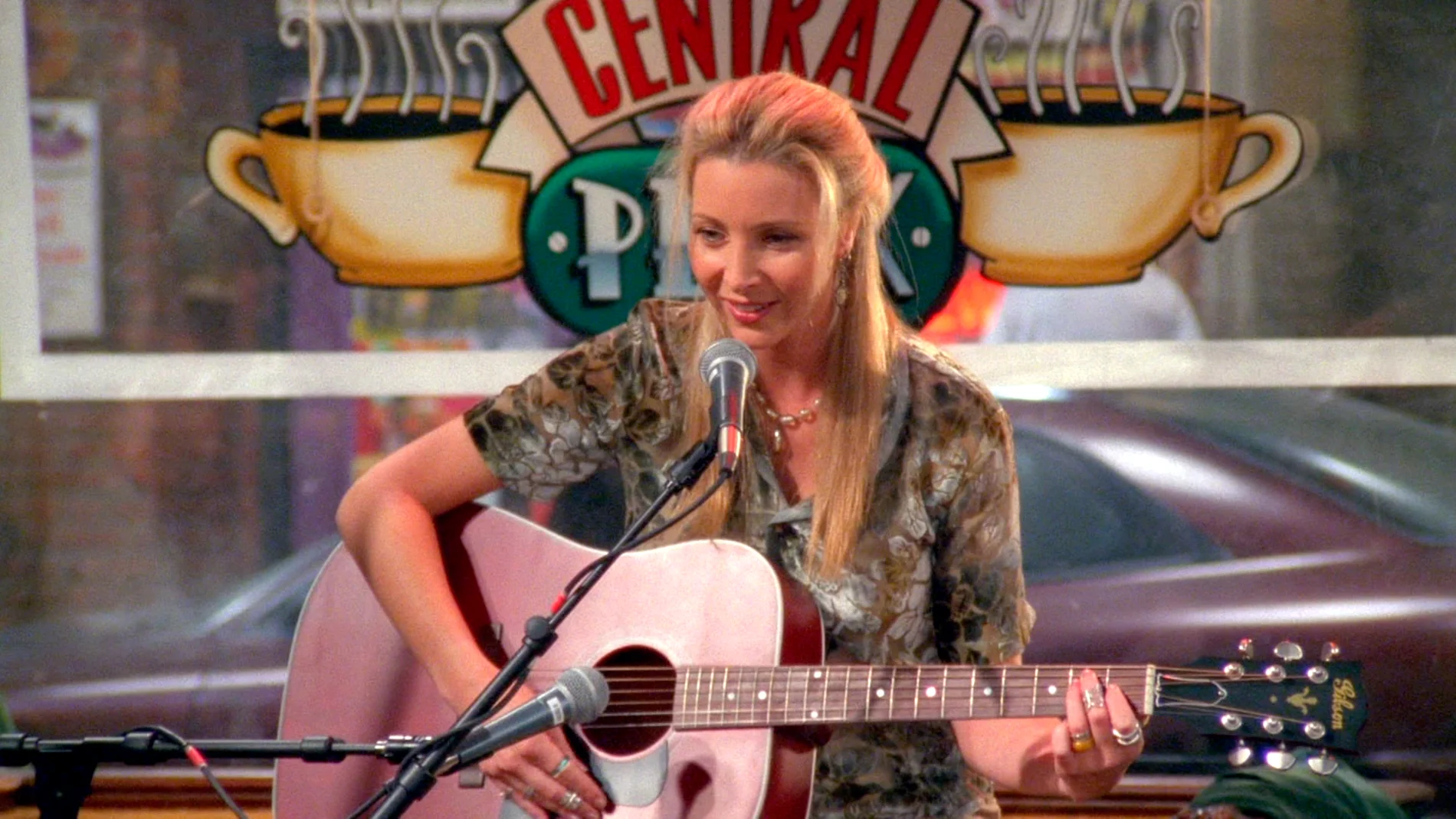 Phoebe consigue una 'flema sexy' que le hace cantar mejor