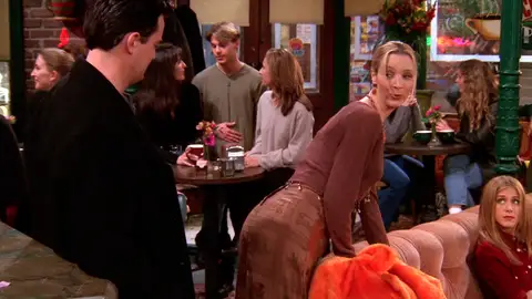 Phoebe trata de seducir a Chandler momento destacado