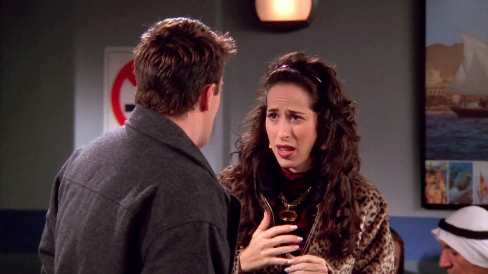Chandler finge un traslado a Yemen para librarse de Janice