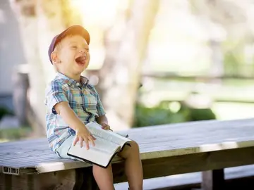 Niño leyendo un libro Niño leyendo un libro