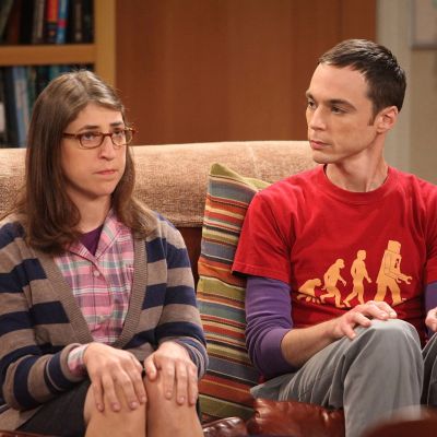 Jim Parsons y Mayim Bialik, Sheldon Cooper y Amy en 'The Big Bang Theory'