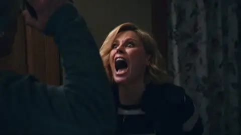 Phil consigue darle un susto de muerte a Claire momento destacado