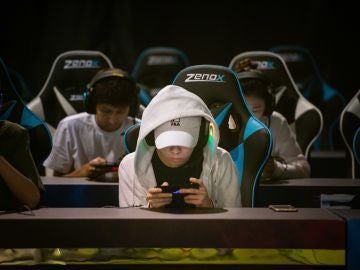 Jovenes jugando a videojuegos en China