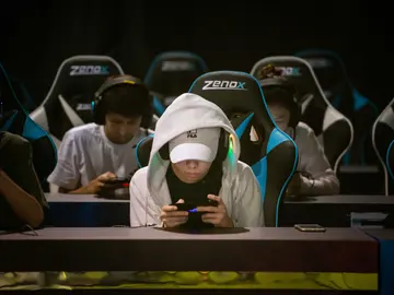 Jovenes jugando a videojuegos en China Jovenes jugando a videojuegos en China