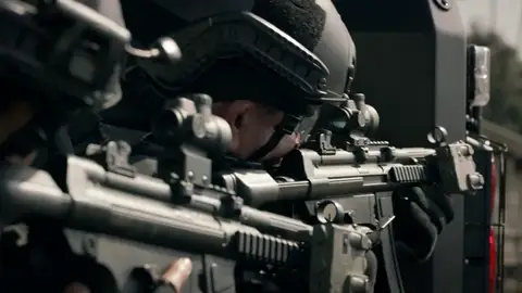 Una trampa sorprende a los S.W.A.T. antes de recuperar a la secuestrada Una trampa sorprende a los S.W.A.T. antes de recuperar a la secuestrada
