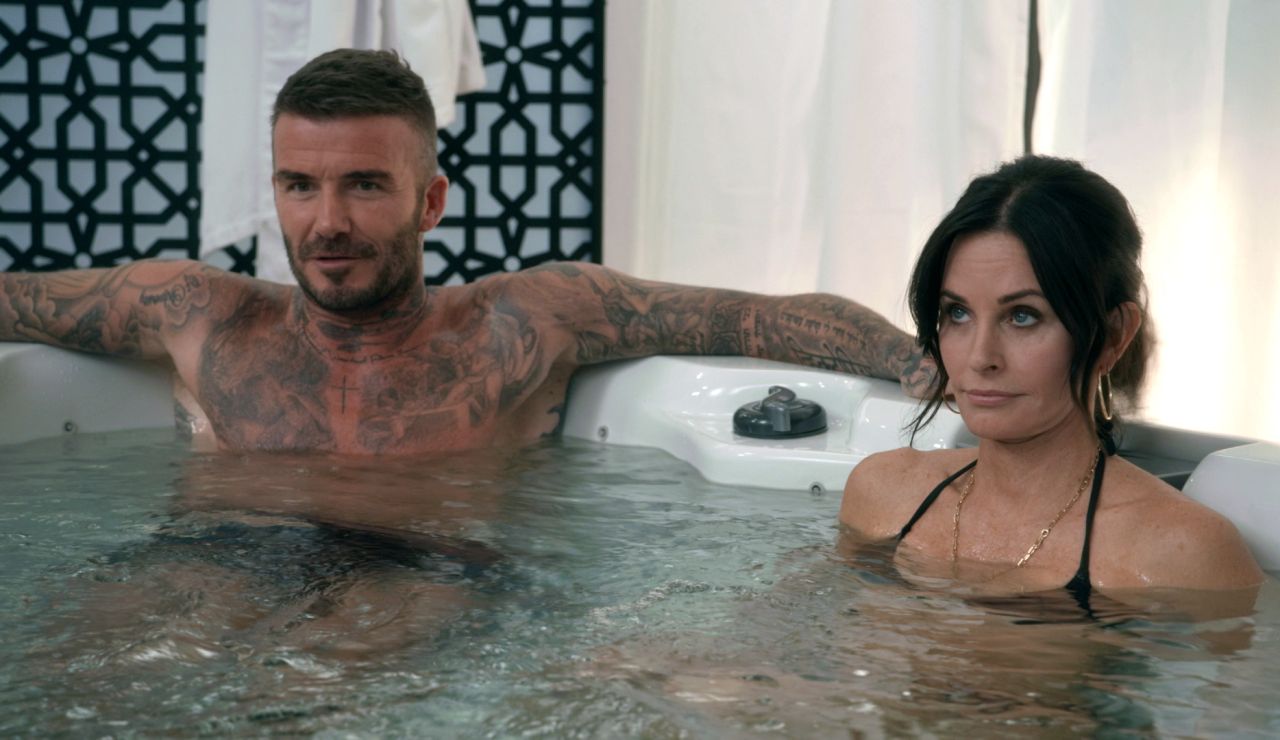 David Beckham y Courteney Cox se meten en un jacuzzi con Luke y Manny