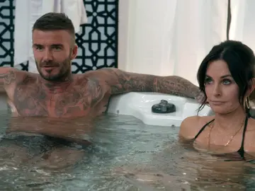 David Beckham y Courteney Cox se meten en un jacuzzi con Luke y Manny David Beckham y Courteney Cox se meten en un jacuzzi con Luke y Manny