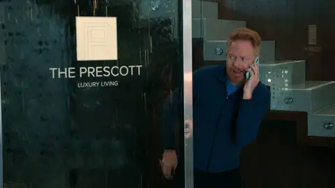 Mitch engaña a Cam para colarse en la lujosa residencia de Alex momento destacado