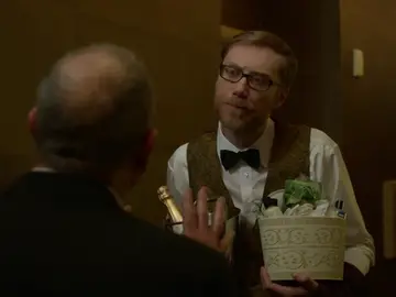 El mayordomo del hotel confunde a las parejas de 'Modern Family' El mayordomo del hotel confunde a las parejas de 'Modern Family'