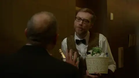 El mayordomo del hotel confunde a las parejas de 'Modern Family' El mayordomo del hotel confunde a las parejas de 'Modern Family'