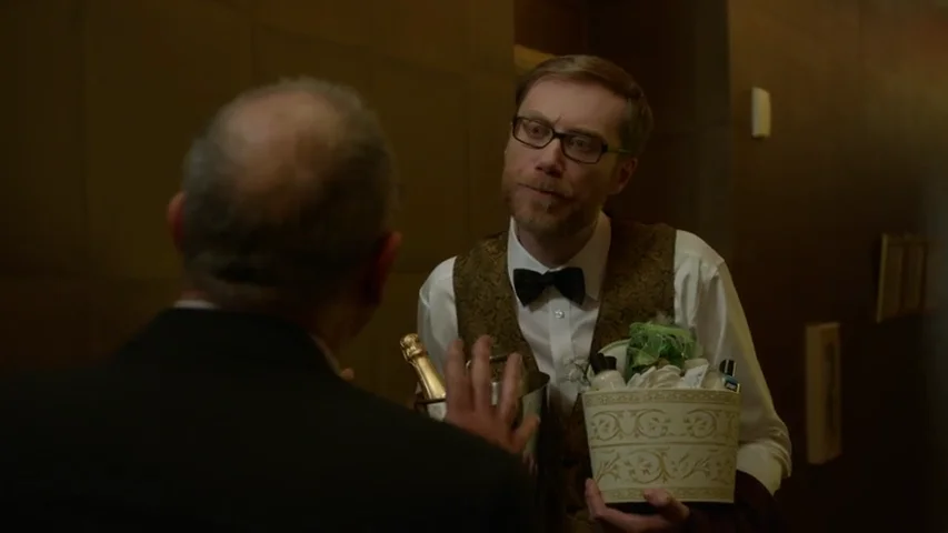 El mayordomo del hotel confunde a las parejas de 'Modern Family'
