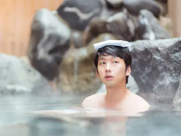 Hombre en un onsen Hombre en un onsen