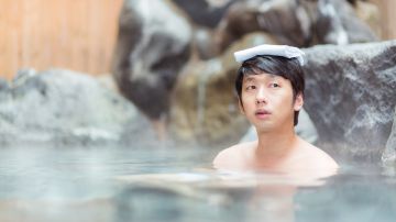 Hombre en un onsen