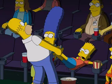 Homer quiere sacar a Bart del cine Homer quiere sacar a Bart del cine