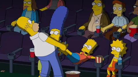 Homer quiere sacar a Bart del cine Los Simpson