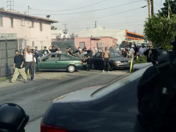 Los S.W.A.T. quedan atrapados por una muchedumbre enfurecida Los S.W.A.T. quedan atrapados por una muchedumbre enfurecida